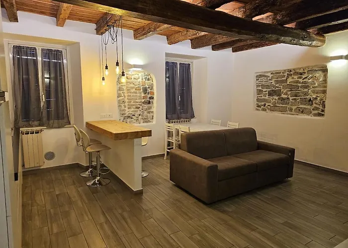 La Corte, Centro * קומו